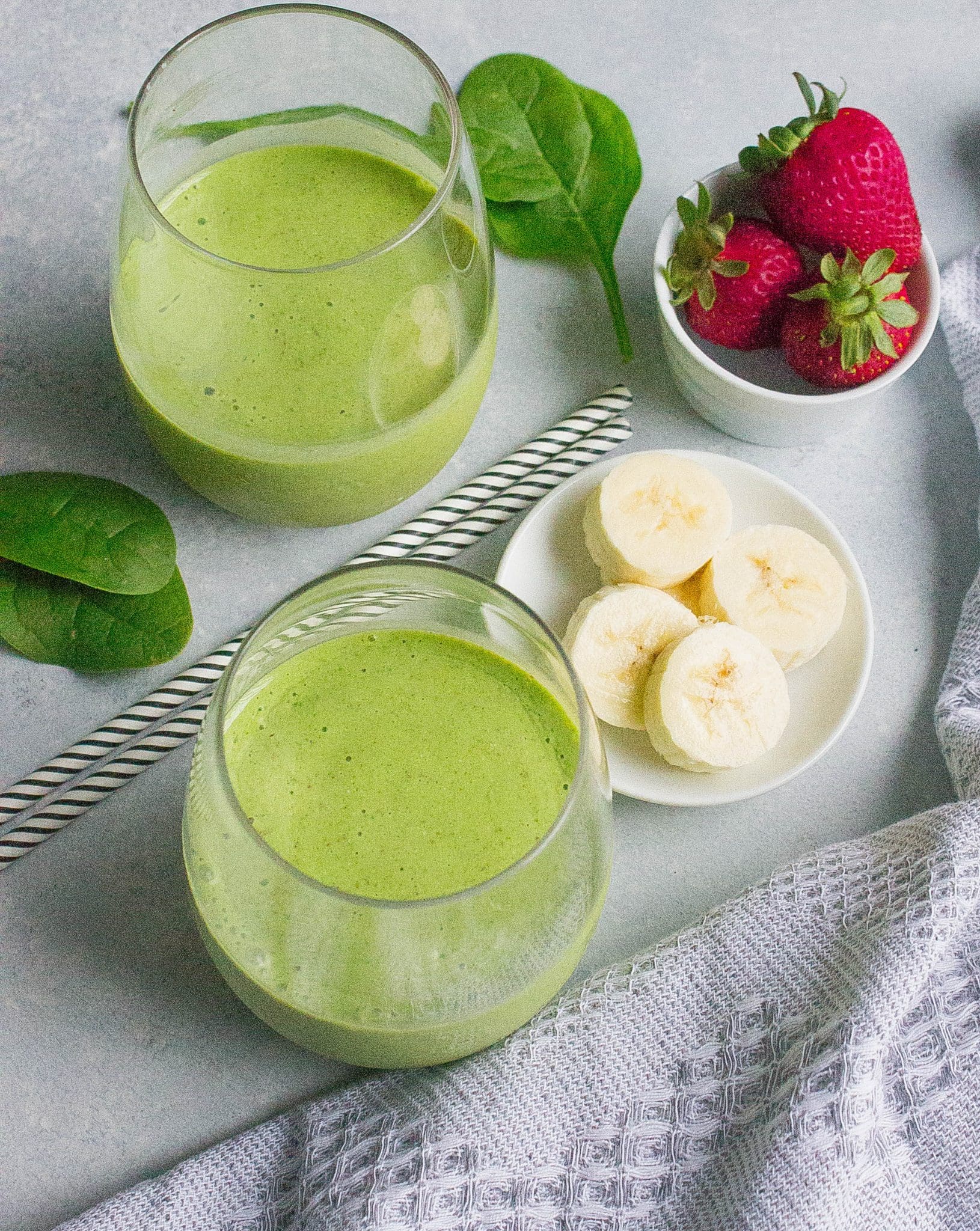 Easy Green Detox Smoothie {Meal Replacement & Cleanse)