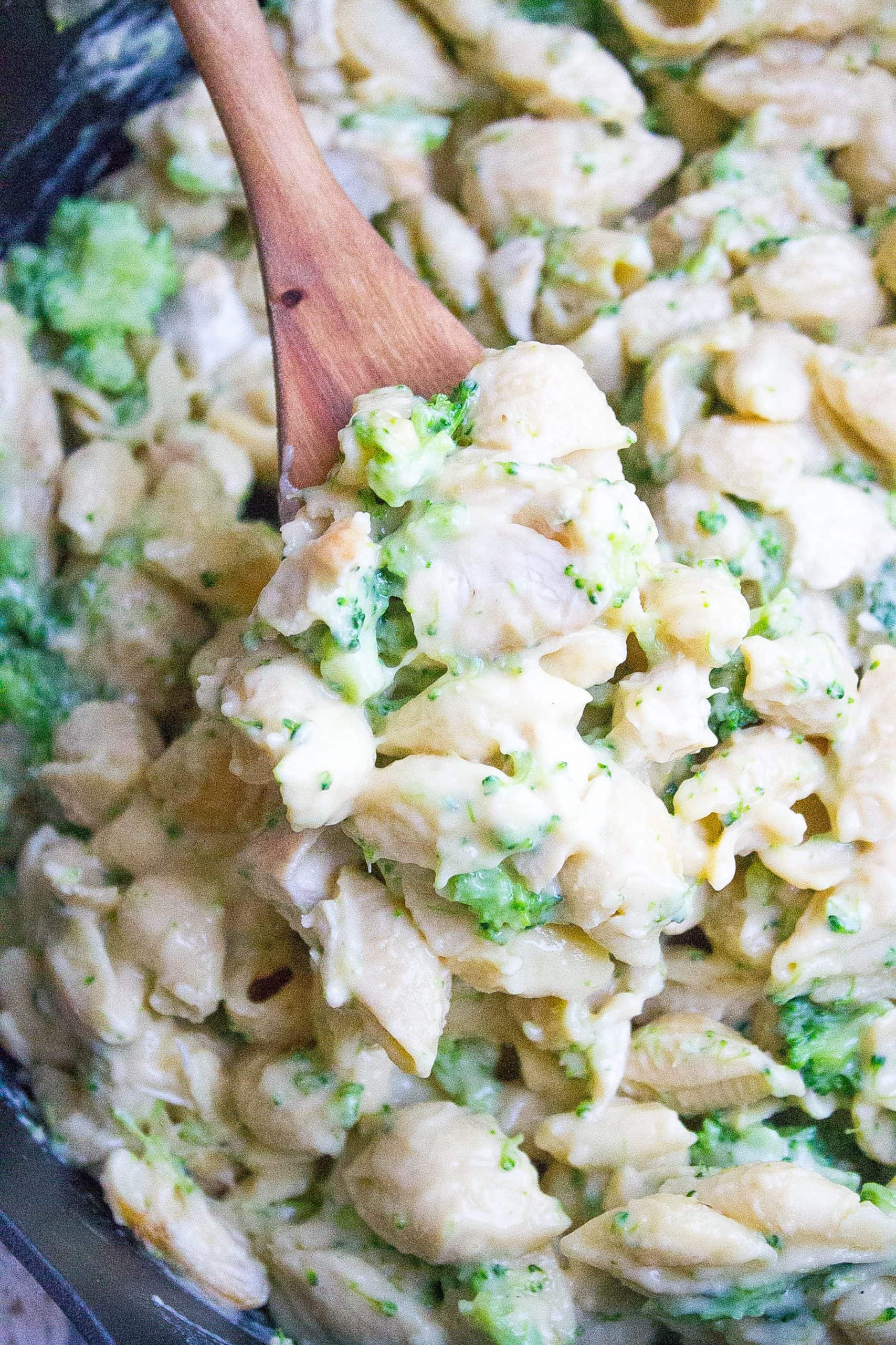 healthy Mac and cheese with broccoli and chicken