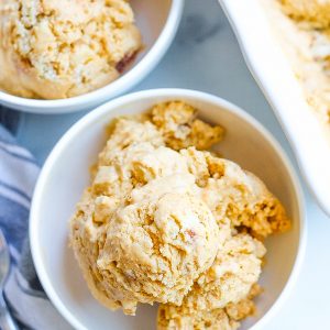 two bowls of pumpkin no-churn ice cream with crust crumbles