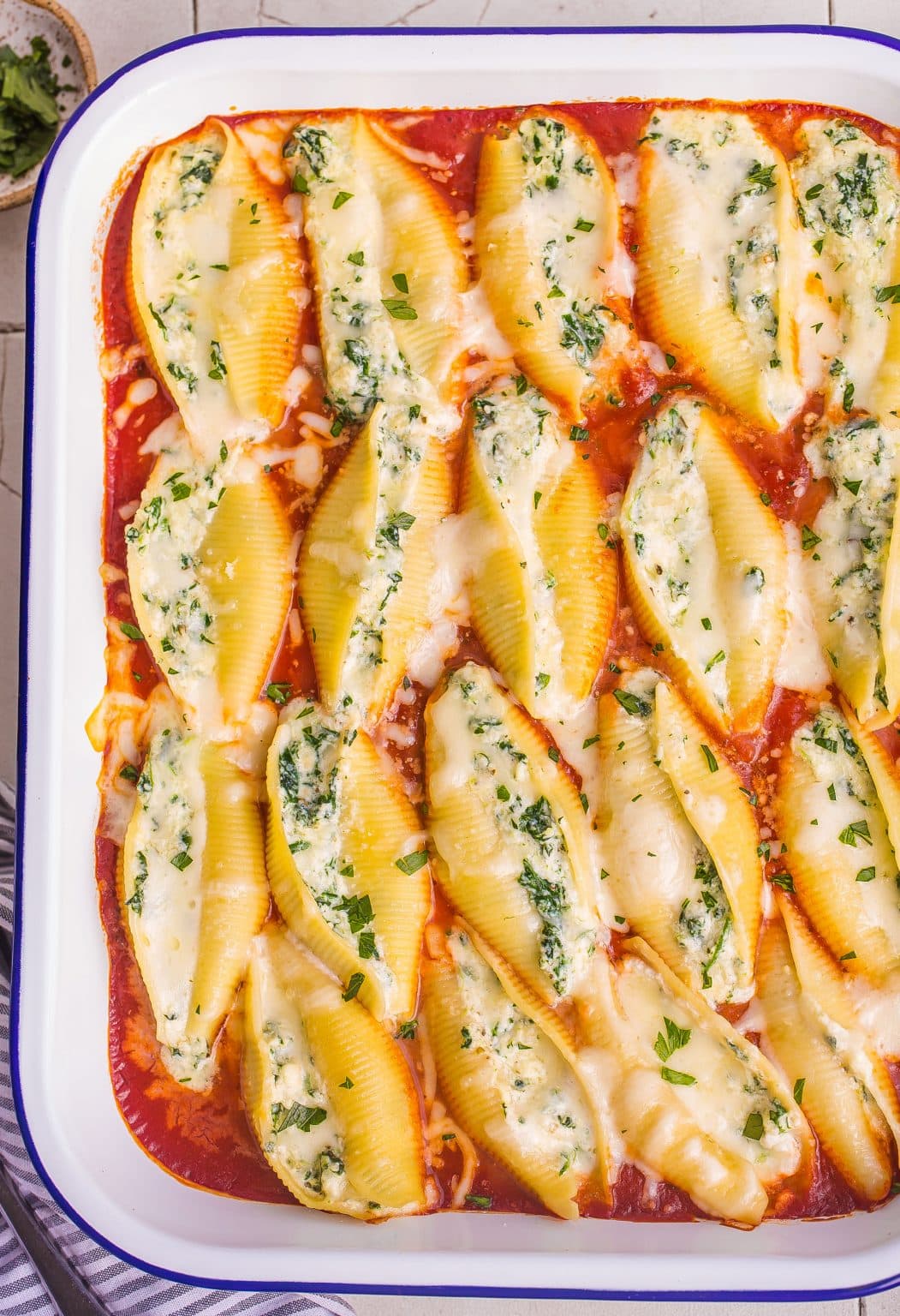 EASY Ricotta Cheese and Spinach Stuffed Pasta Shells
