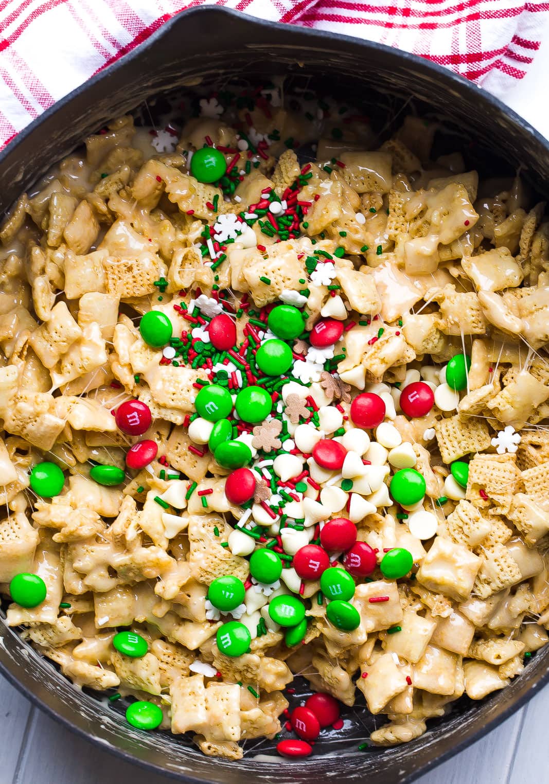 How to make Christmas rice krispie treats.