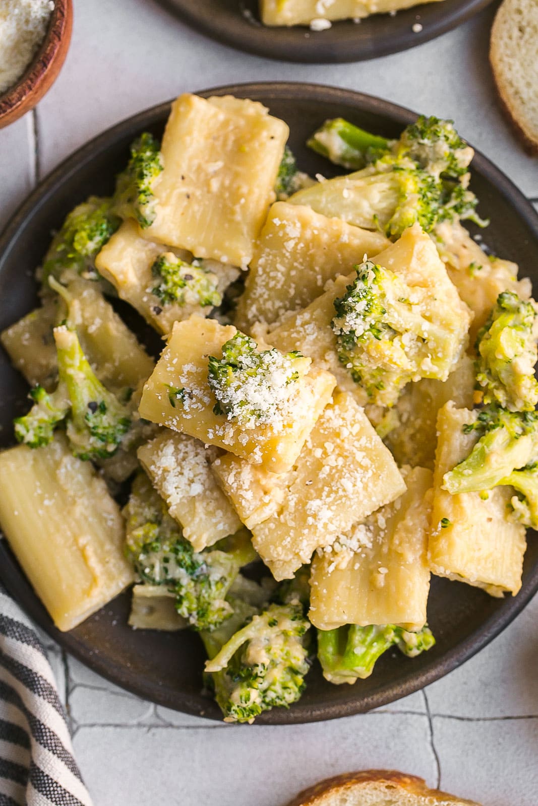 Cheesy pasta with broccoli.