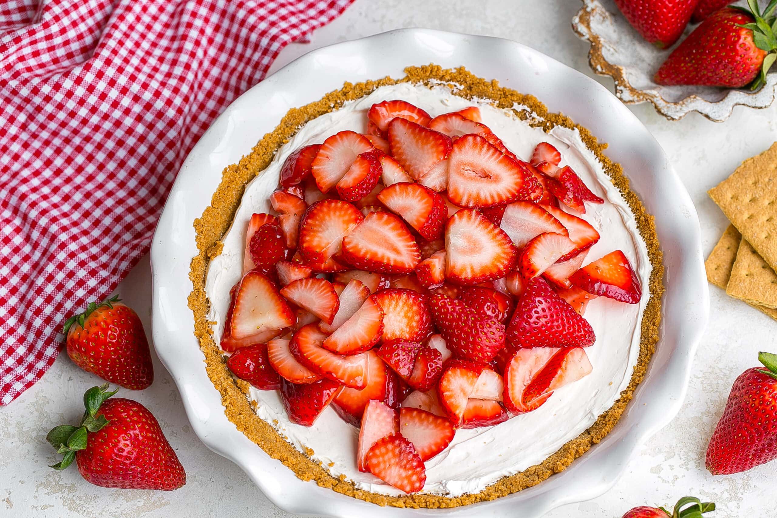 No Bake Pie with fresh strawberries. 